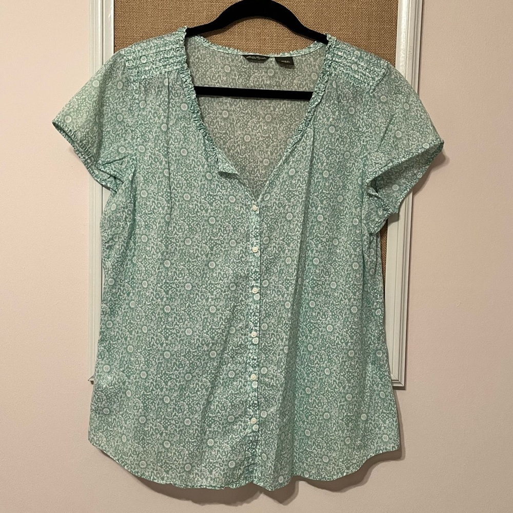Short sleeve button down Eddie Bauer blouse. Size L.